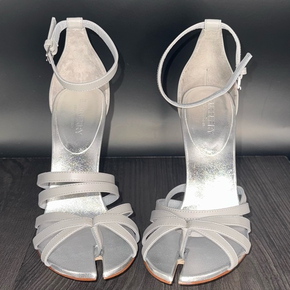 💰⬇️ BURBERRY
Grey Leather Split toe-Thong Heel US 7 - Picture 3 of 11